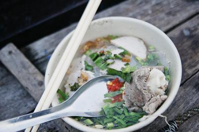 Bữa sáng với hủ tiếu và bún riêu cua trên chợ nổi Cái Răng